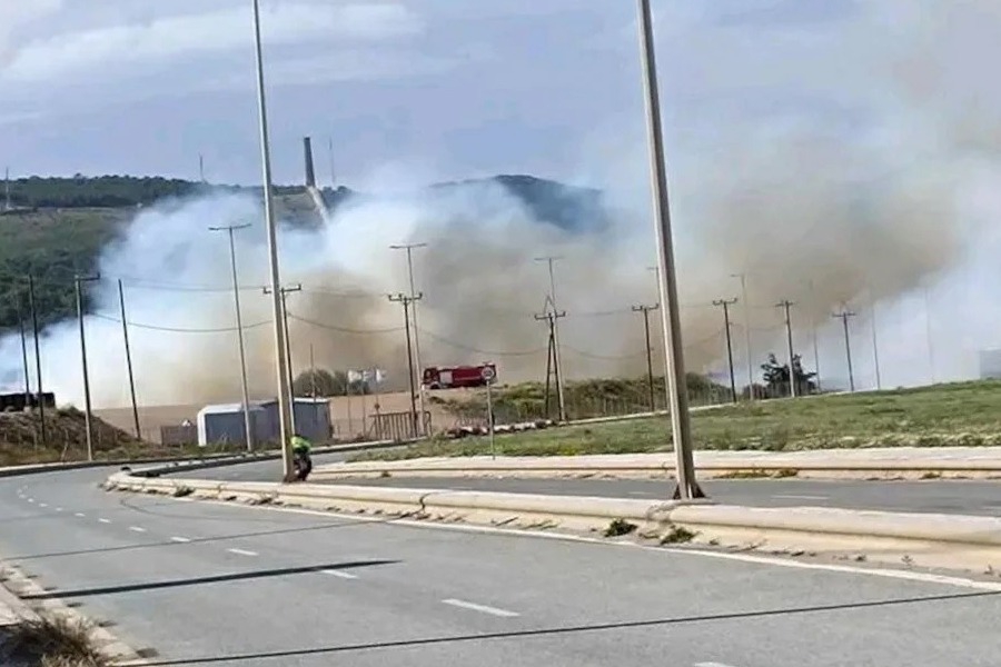 Φωτιά στο Λαύριο: Στον εισαγγελέα ο αντιδήμαρχος ‑Η Πυροσβεστική αρνείται ότι έδωσε άδεια για καύση