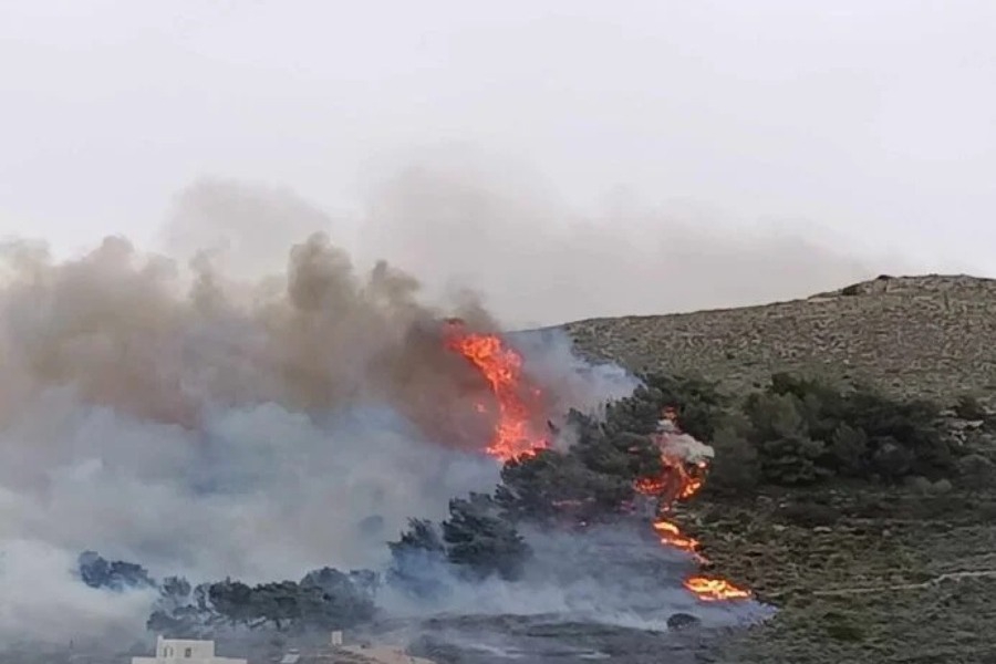 Καλύτερη η εικόνα από τη φωτιά στην Πάρο
