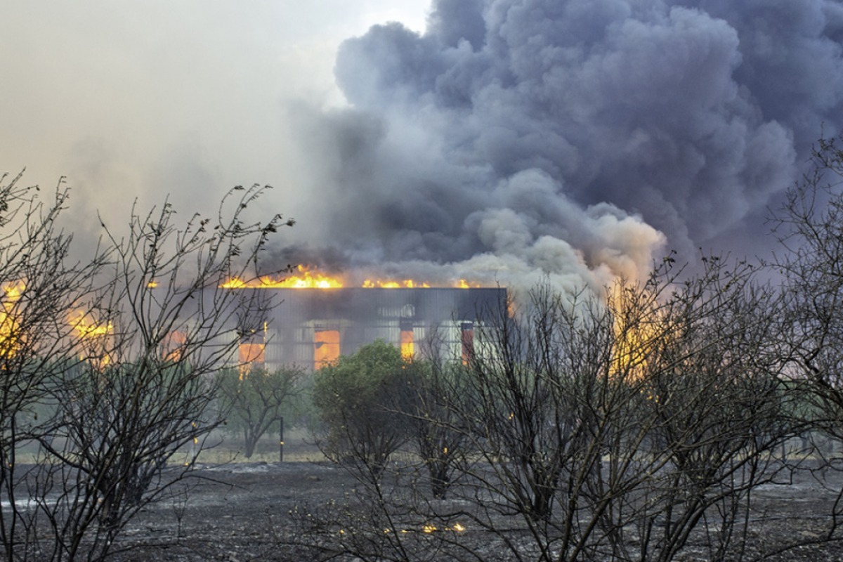 Μαίνεται η φωτιά στη Μαγνησία ‑ Μάχη με τις φλόγες στο παραλιακό κομμάτι προς Νέα Αγχίαλο