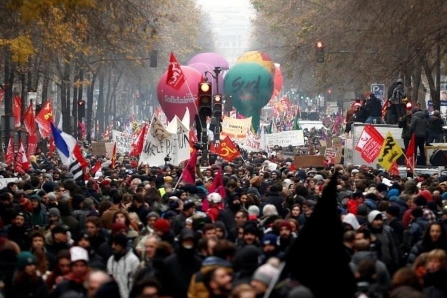 «Παραλύει» η Γαλλία από τις απεργίες ‑ Μεγαλειώδεις διαδηλώσεις ενάντια στη μεταρρύθμιση Μακρόν για το συνταξιοδοτικό