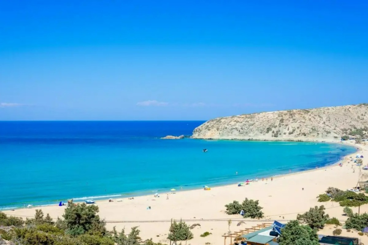 Γαύδος: Αντιδράσεις για την πινακίδα «Απαγορεύεται ο γυμνισμός» στο Σαρακήνικο ‑ Τι λέει η δήμαρχος