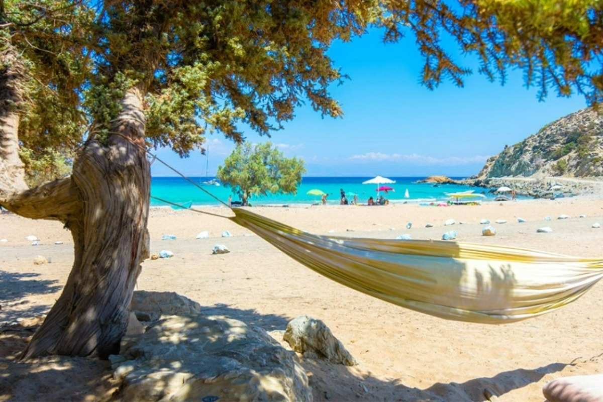 Γαύδος: Γuμνιστής τουρίστας αuνανιζόταν σε παραλία ‑ Προσπάθησε να βιάσει κάτοικο