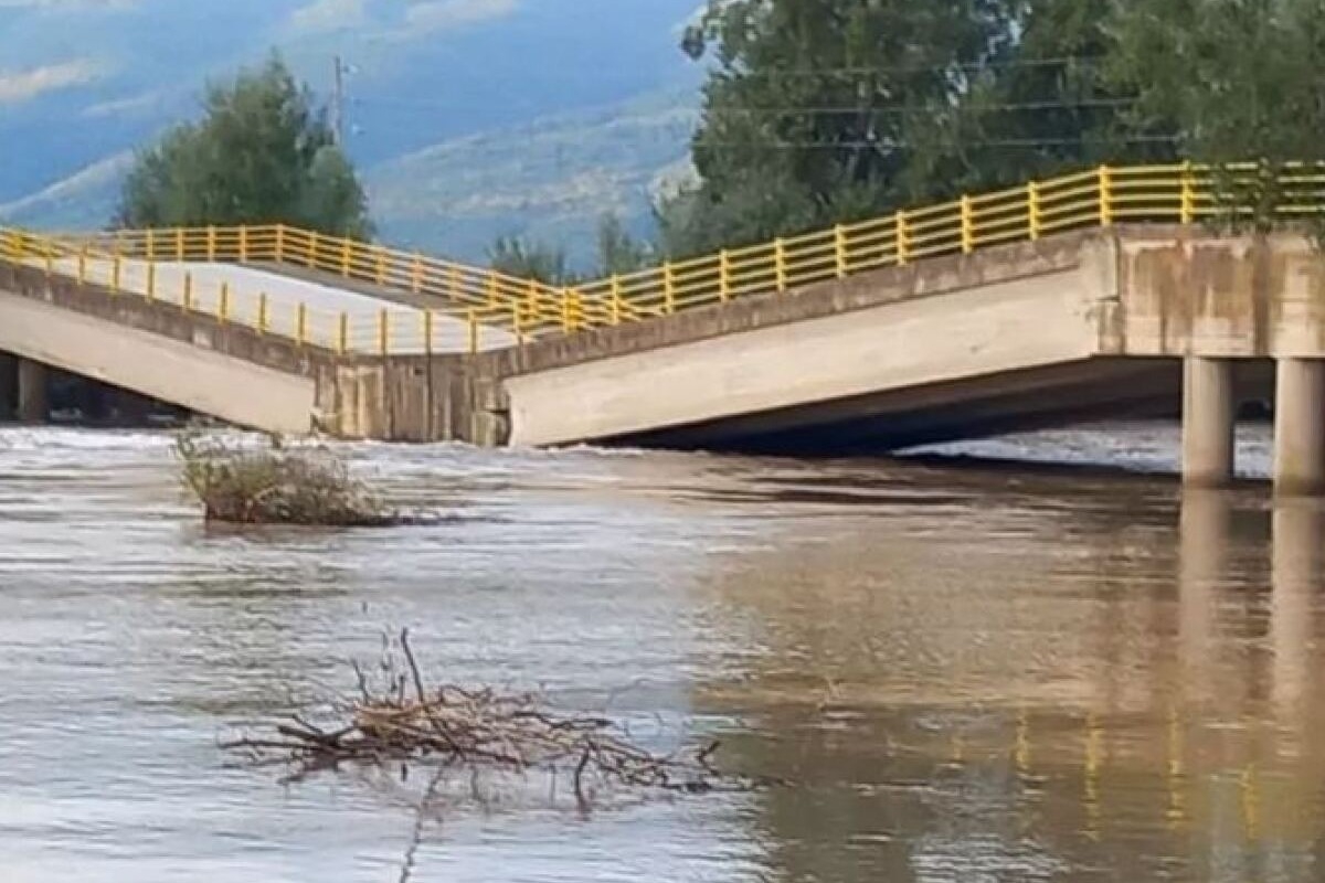 Κακοκαιρία Daniel: Κατέρρευσε η γέφυρα στον Παλαιόπυργο Λάρισας