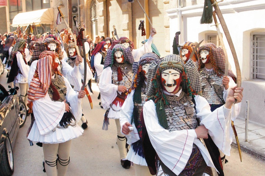 4 ντόπιοι μας εξηγούν το παραδοσιακό καρναβάλι της περιοχής τους