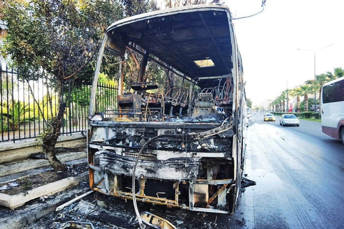 Αγνωστοι έκαψαν με μολότοφ τρία λεωφορεία έξω από το Γεωπονικό πανεπιστήμιο