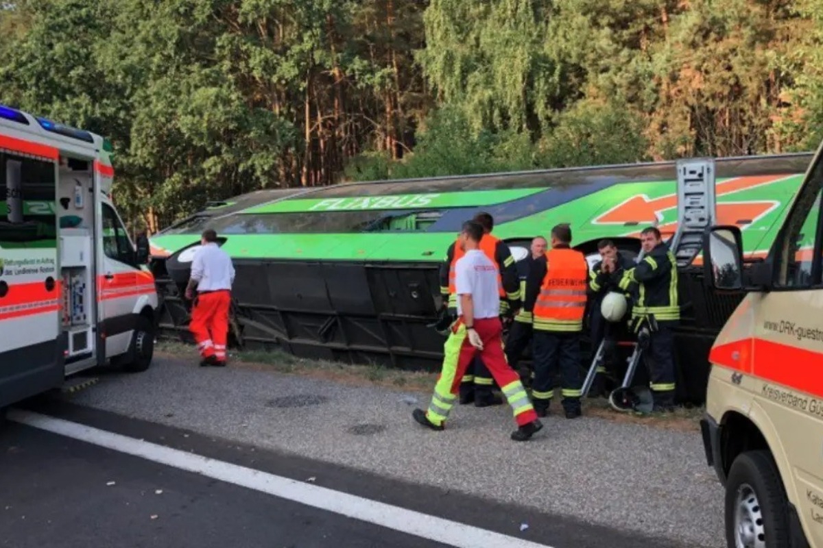 Γερμανία: Πέντε νεκρoί και αρκετοί τραυματiες από ανατροπή λεωφορείου σε αυτοκινητόδρομο κοντά στη Λειψία