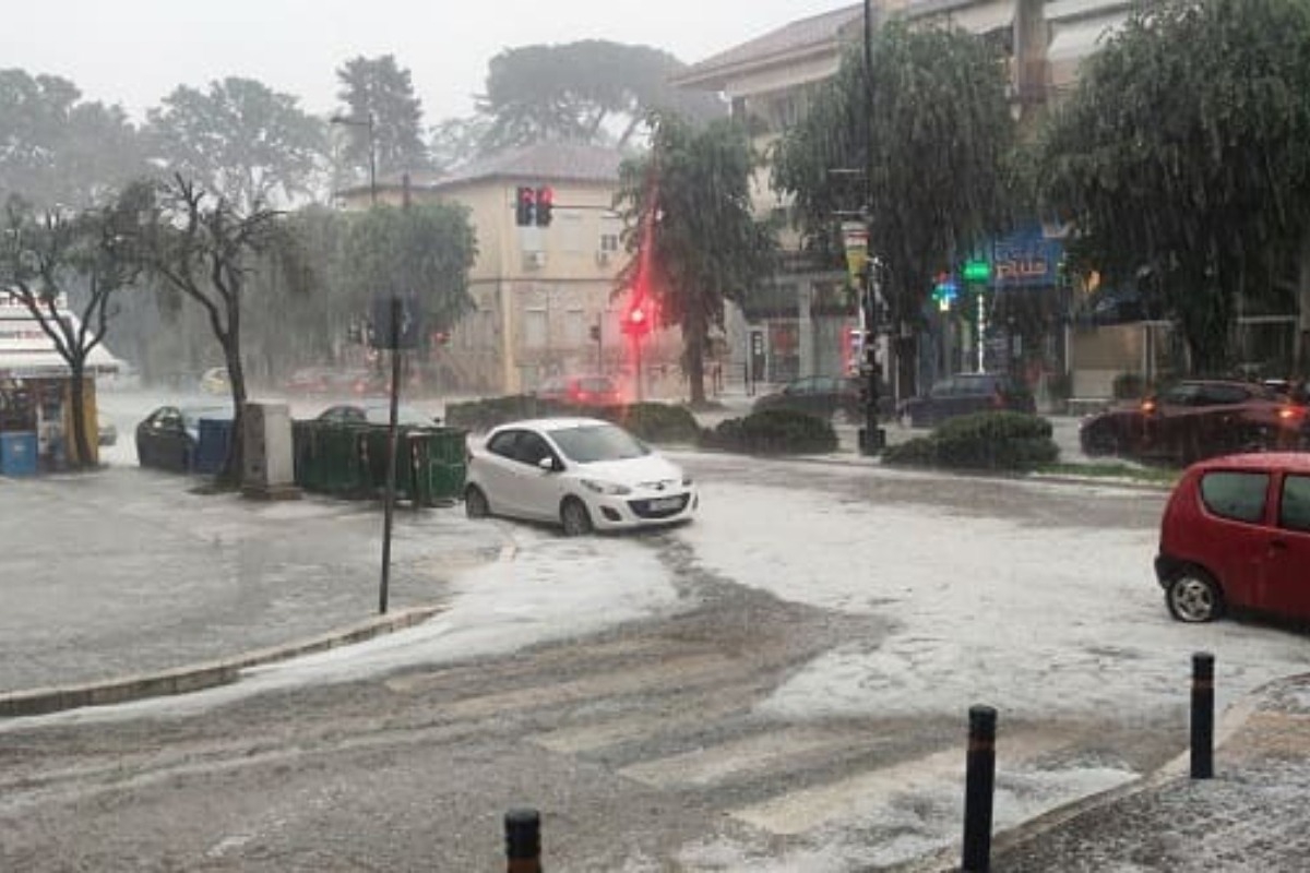 Χαμός στα Γιάννενα με χαλάζι ‑ «Ασπρισαν» οι δρόμοι