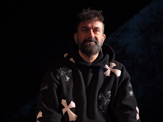 Πιο πιθανό να δούμε τον Κωνσταντίνο Ρήγο να χορεύει progressive house ή τσιφτετέλι;