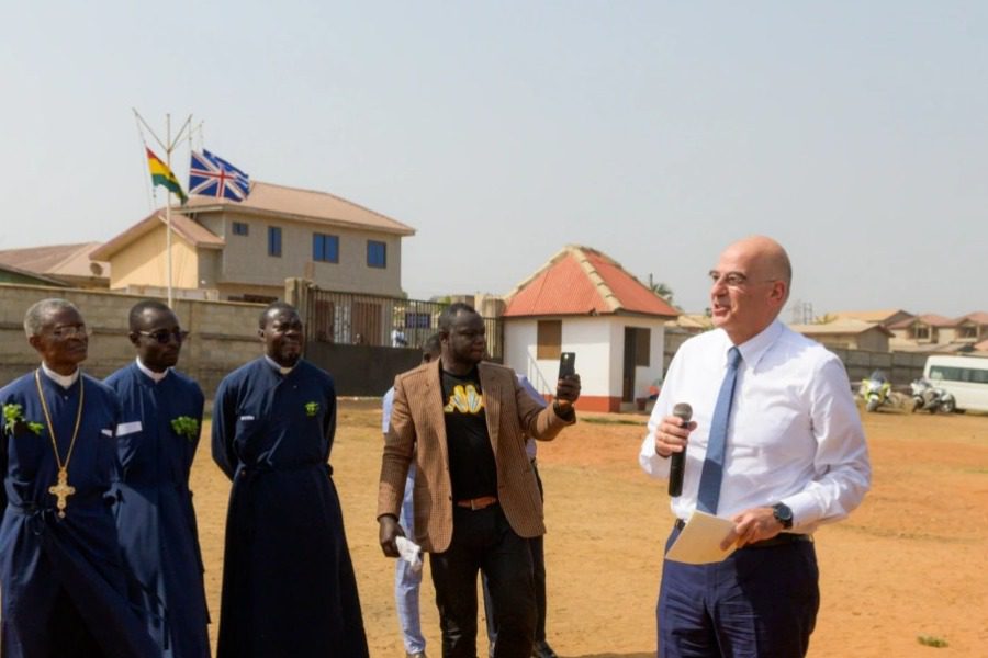 Στην Γκάνα ο Νίκος Δένδιας ‑ Ζήτησε να δοθεί σε γήπεδο μπάσκετ το όνομα του Γιάννη Αντετοκούνμπο