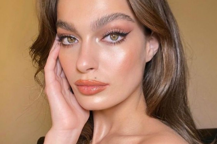 Αυτά είναι τα 5 προϊόντα που χρειάζεσαι για ένα glossy μακιγιάζ