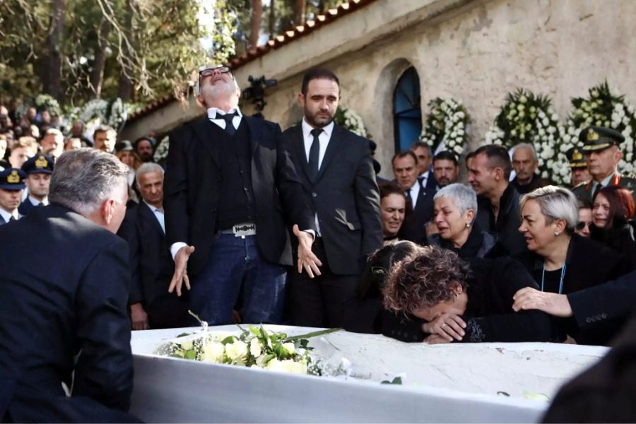 Οι σπαρακτικές εικόνες των γονιών του υποσμηναγού Τουρούτσικα στην κηδεία