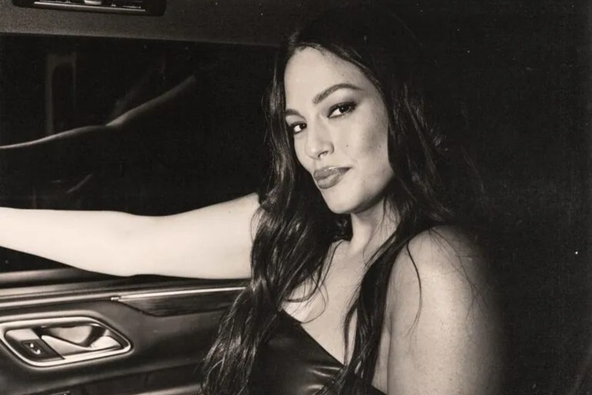 Η Ashley Graham πιο «καυτή» από ποτέ με δερμάτινο στενό φόρεμα που αναδεικνύει τις καμπύλες της