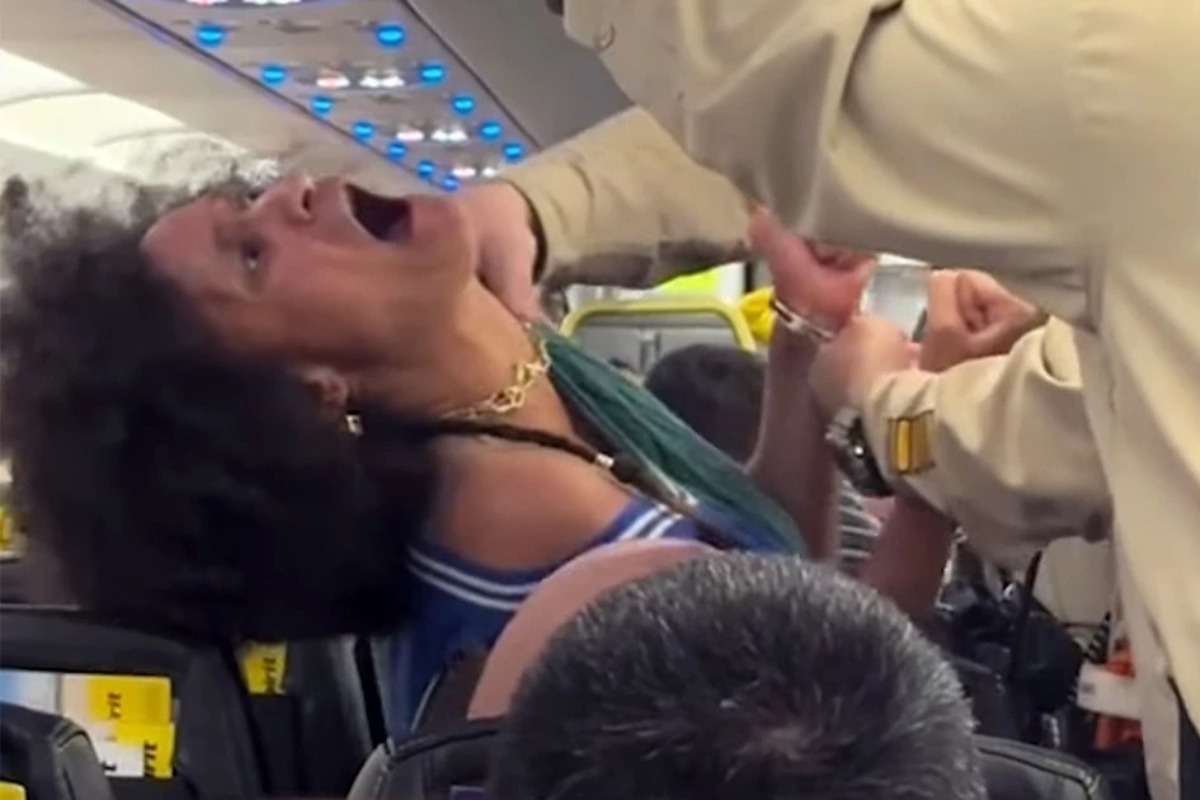 Βίντεο με ουρλιαχτά: Γυναίκα τρελάθηκε σε πτήση, την έβγαλαν έξω σηκωτή