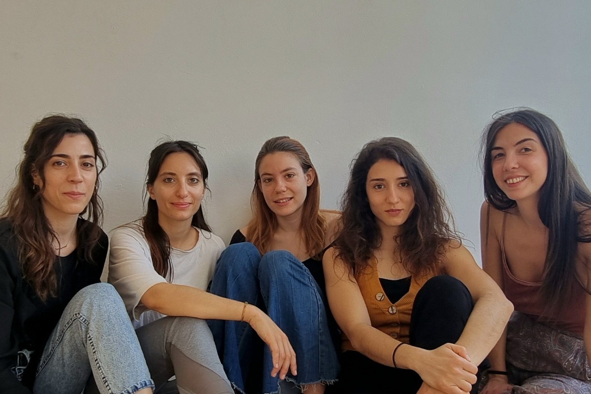 Μάθαμε τι είναι η «γυναία γραφ‑Οίδα», που ξεχώρισε στο Off‑Off Athens 2023, από την ομάδα Primo Gradu