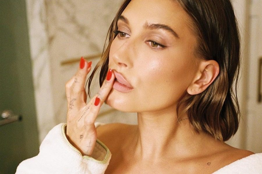 Πώς θα αποκτήσεις πλούσια χείλη πανεύκολα σύμφωνα με την μακιγιέζ της Hailey Bieber