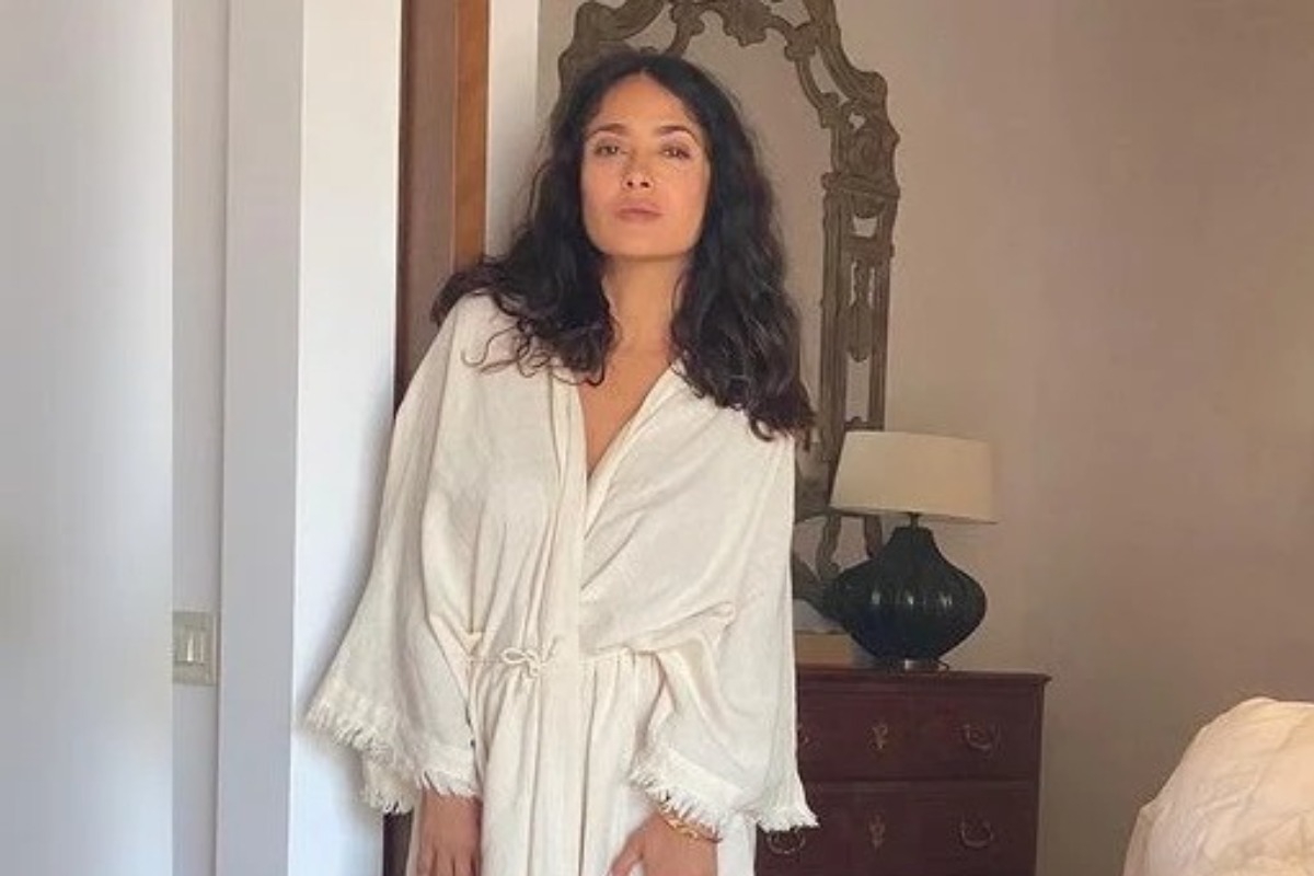 Η Salma Hayek φόρεσε μπικίνι και προκάλεσε «παραλήρημα» στον αντρικό πληθυσμό με τις καμπύλες της