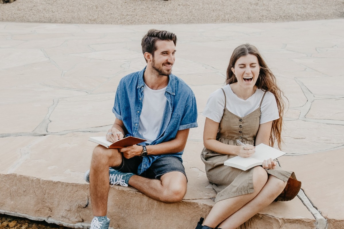 Πώς θα καταλάβεις εάν σε φλερτάρει