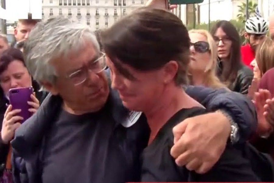 «Θέλουμε δικαιοσύνη»: Πορεία από τους γονείς του Ιάσονα που σκοτώθηκε σε τροχαίο στη Βουλή