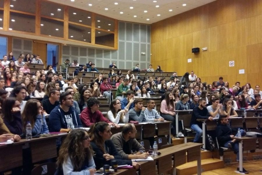 Αποφοίτησε από την Ιατρική με άριστα, αλλά δεν της δίνουν το πτυχίο της