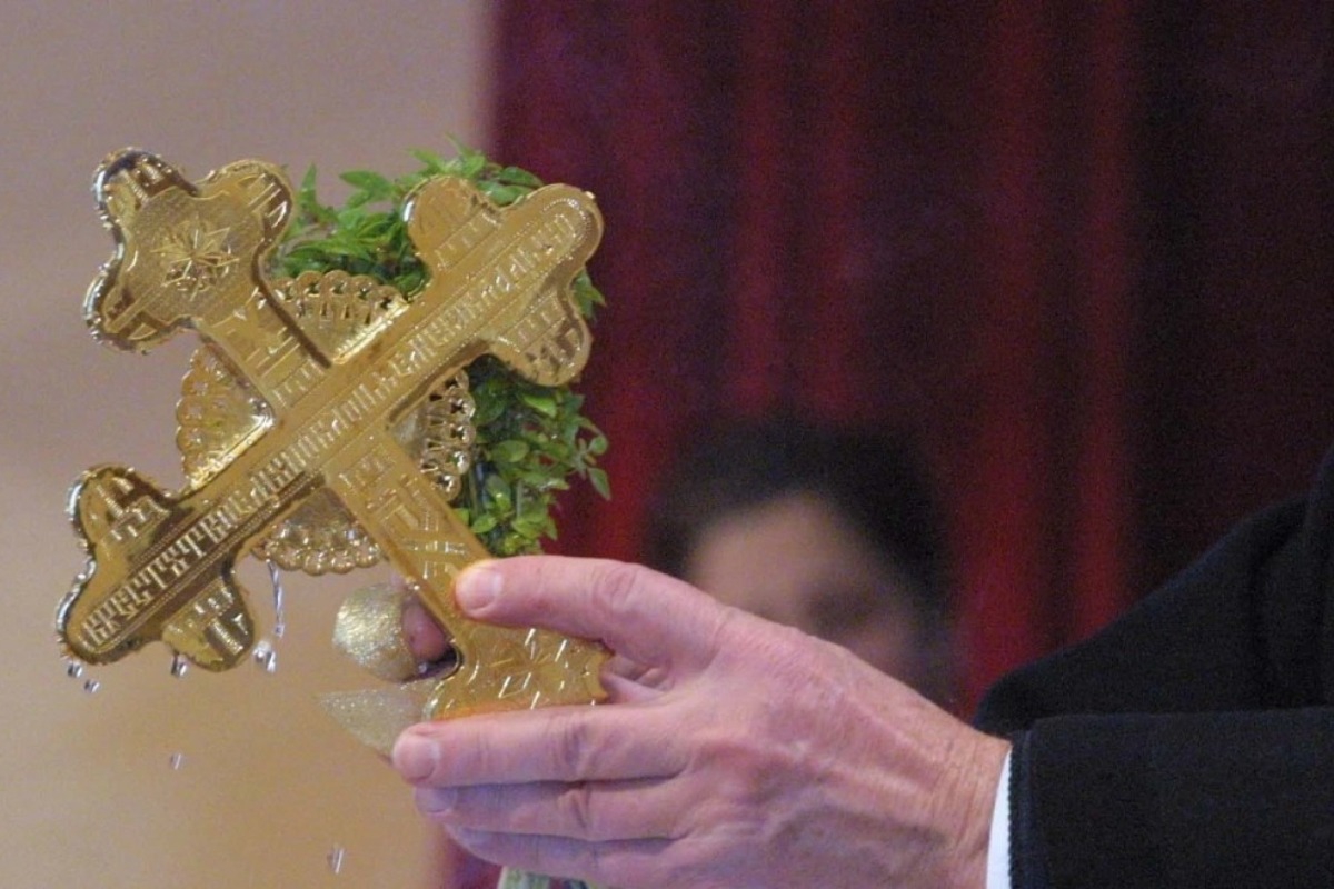 Ρόδος: Συνελήφθη ιερέας μετά από καταγγελία τουρίστα ότι τον ... άλειψε γυμνό με λάδι