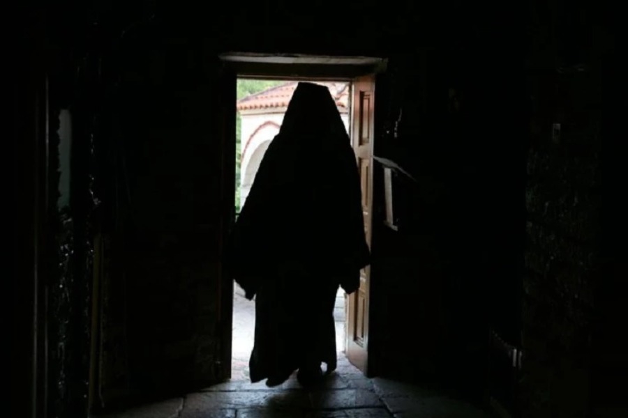 Αγριος καυγάς ιερέα με τον νέο σύντροφο της παπαδιάς