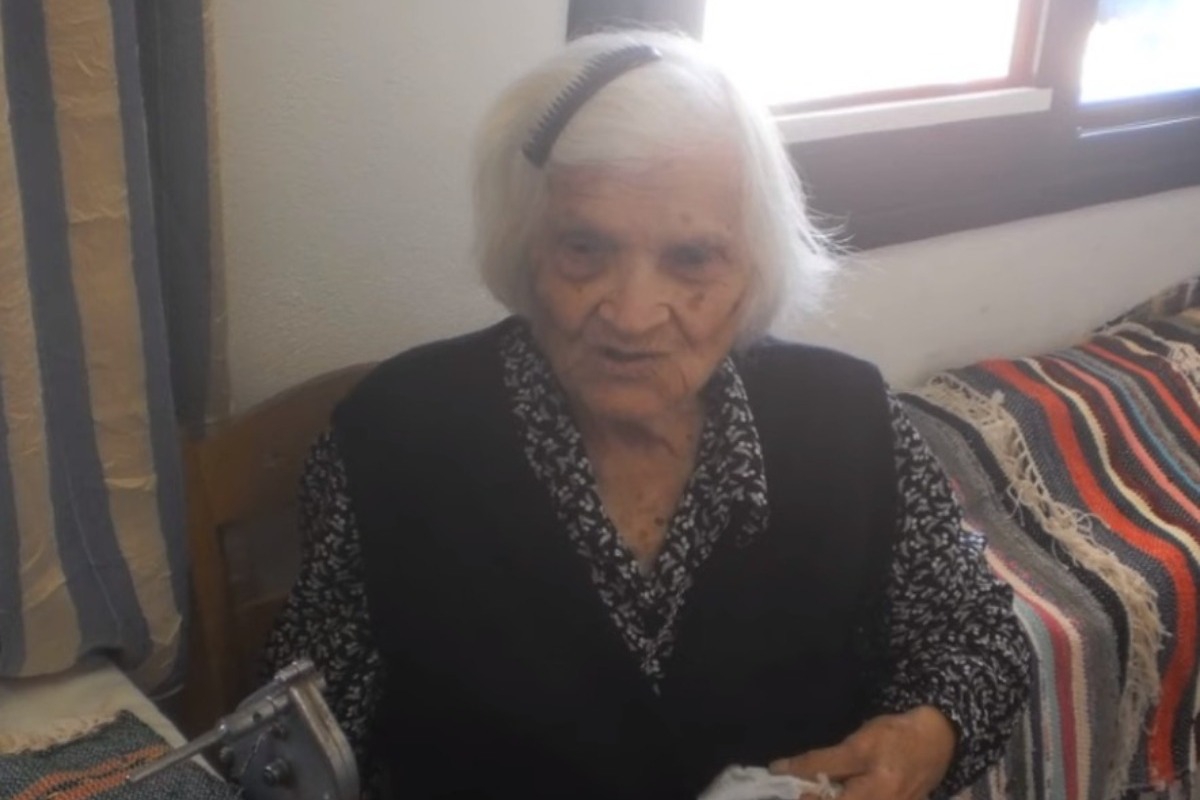 Πέθανε η Ικαριώτισσα «Κυρά του αργαλειού» σε ηλικία 112 ετών