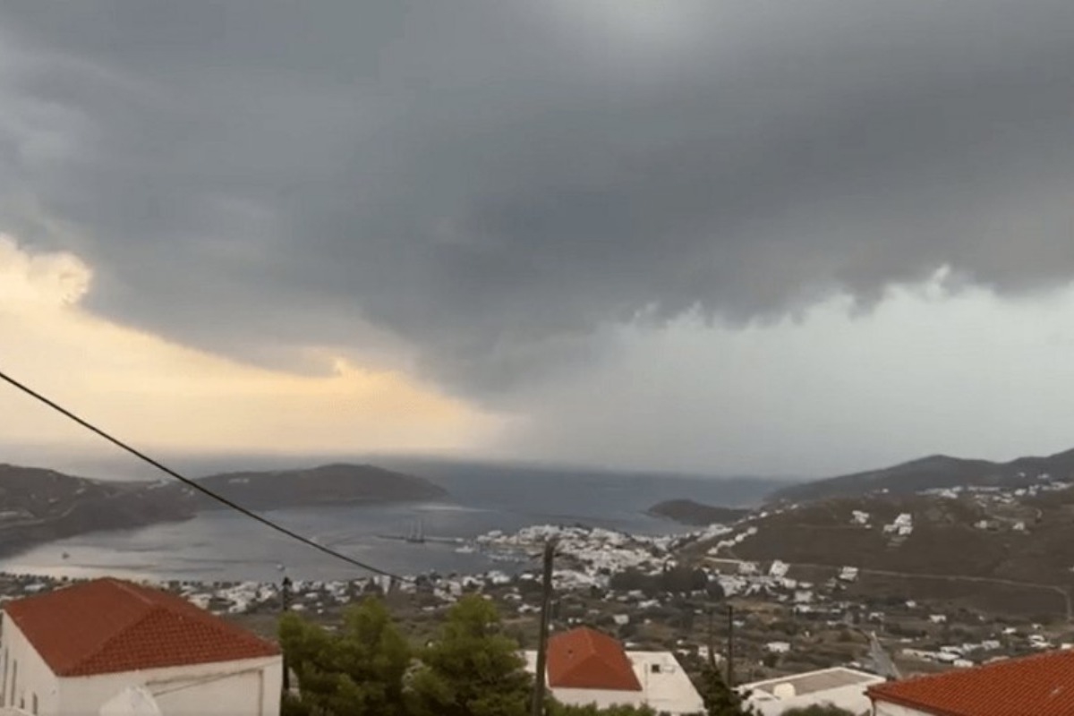 Κακοκαιρία Daniel: Τεράστιο shelf cloud πάνω από τη Σέριφο