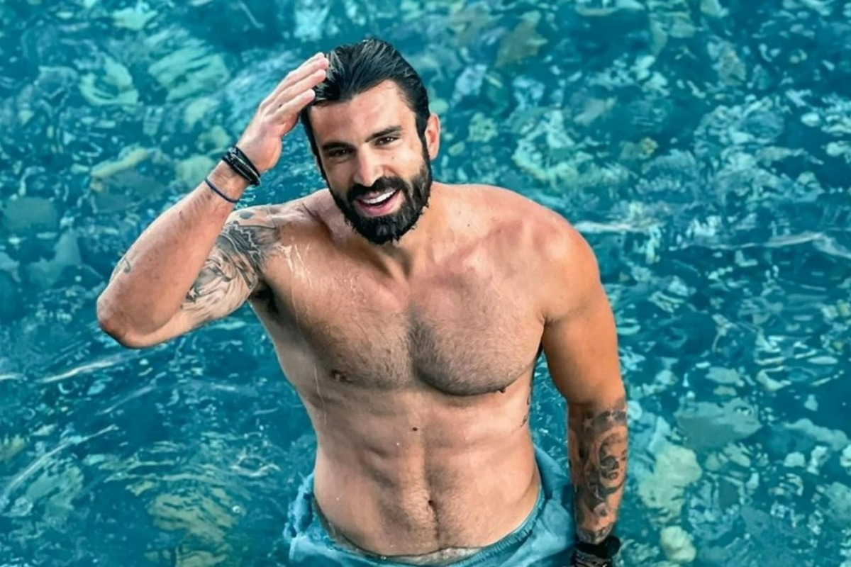 Ο Ηλίας Γκότσης θυμάται την πρώτη εpωτική του εμπειρία