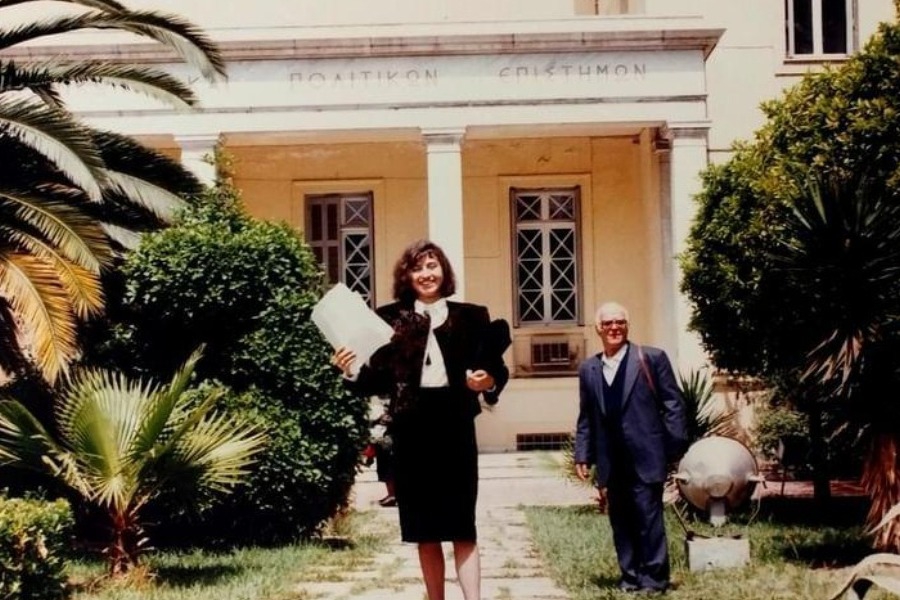 Η Αννα Ρούσσου τελείωσε 4 σχολές, είναι εργαζόμενη μαμά και μέχρι σήμερα δε σταματά να μαθαίνει