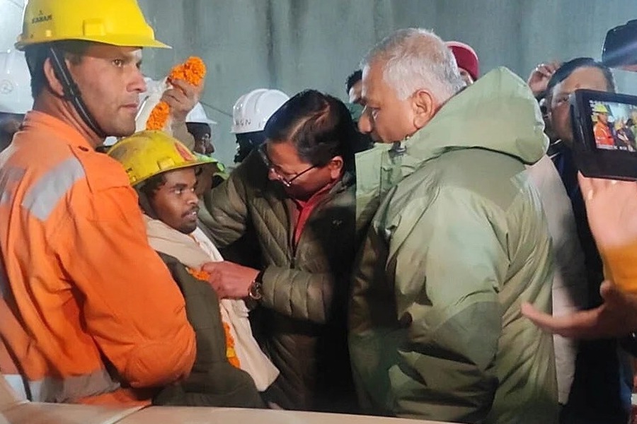 Ινδία: Απεγκλωβίστηκαν και οι 41 εργάτες από τη σήραγγα που κατέρρευσε