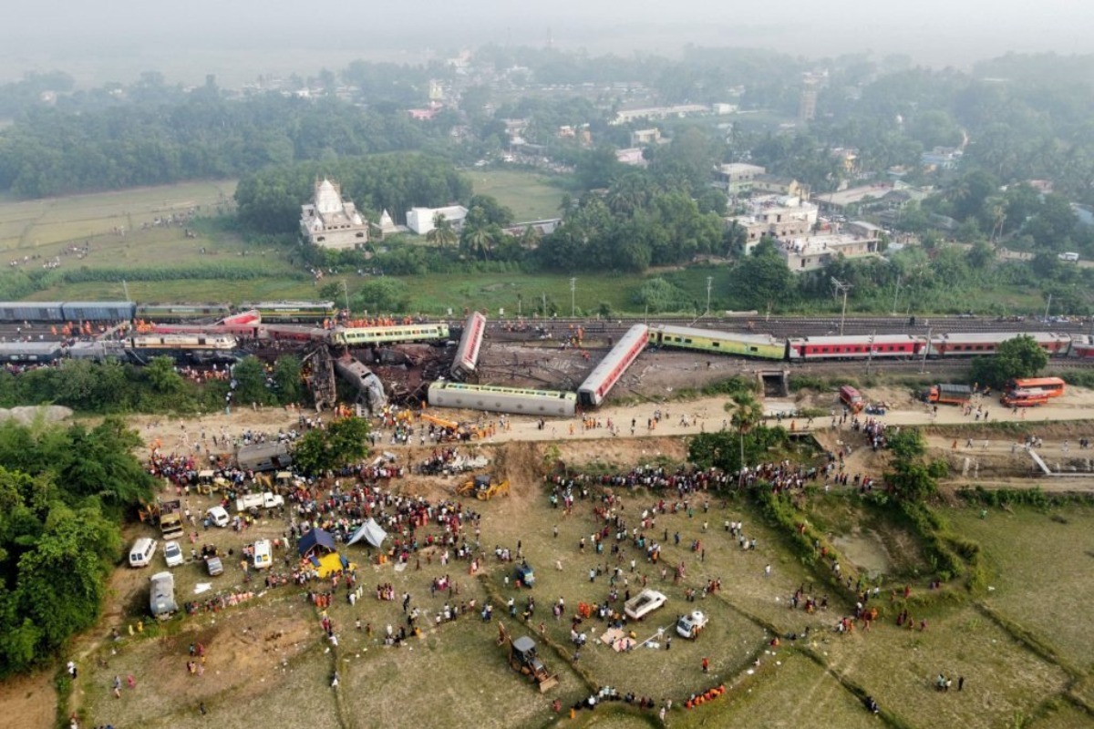 Ινδία: Λιγοστεύουν οι ελπίδες για επιζώντες στη σύγκρουση τρένων