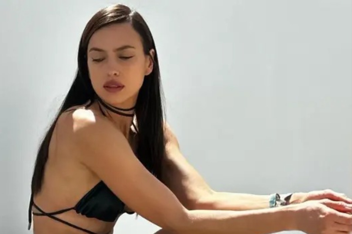 Καυτός πειρασμός: Η Irina Shayk μόνο με μικροσκοπικό μπικίνι και τακούνια