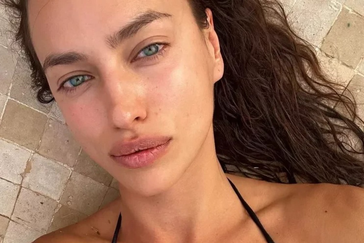 Irina Shayk: Η καλλονή φοράει το πιο καυτό μαγιό της σεζόν