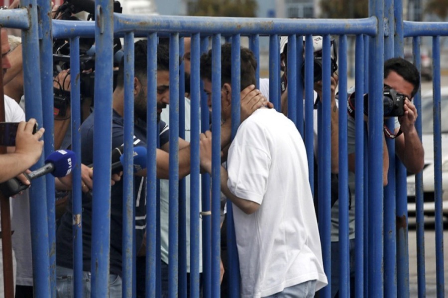 Ναυάγιο στην Πύλο: Συγκινεί η ιστορία των δύο Σύρων αδερφών που αγκαλιάζονται μέσα από τα κάγκελα