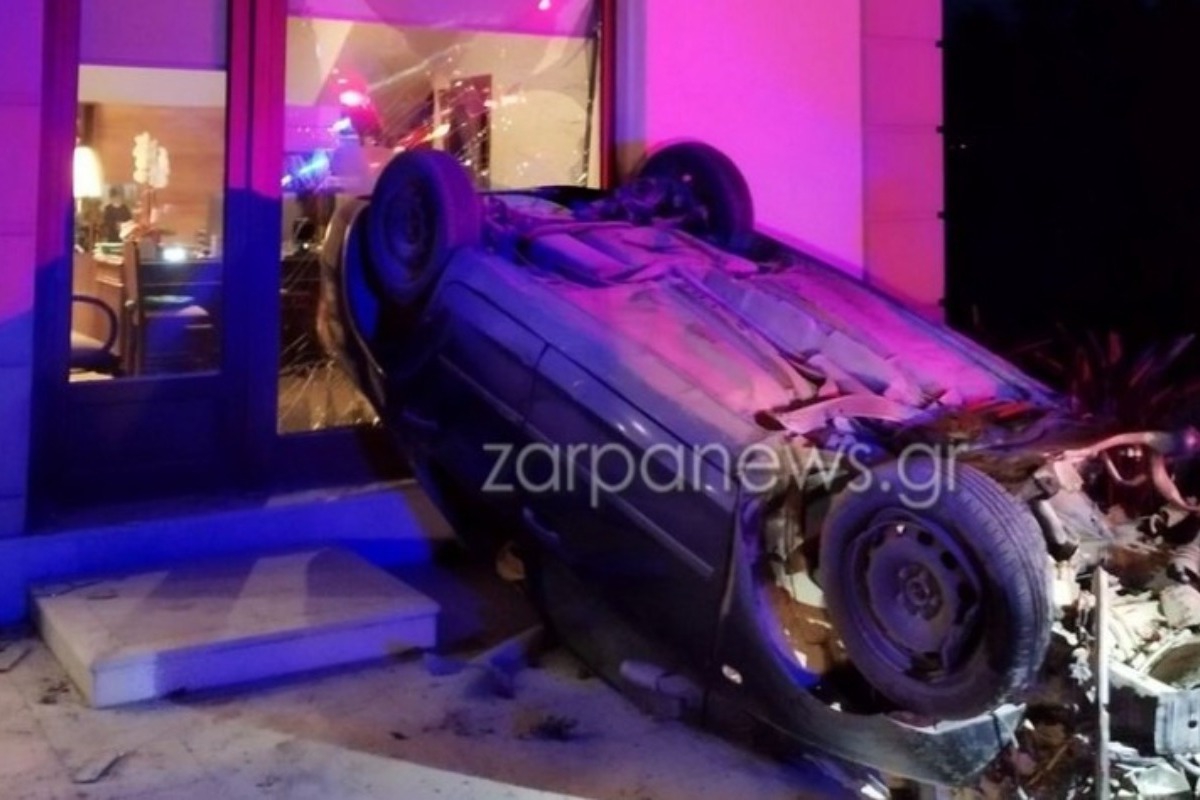 Εικόνες τρόμου από τροχαίο στα Χανιά: Αμάξι κατάληξε σε τζαμαρία ξυλουργείου και πήρε φωτιά