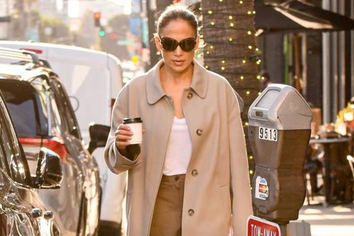 Η Jennifer Lopez φόρεσε το χρώμα που θα κάνει χαμό το 2024