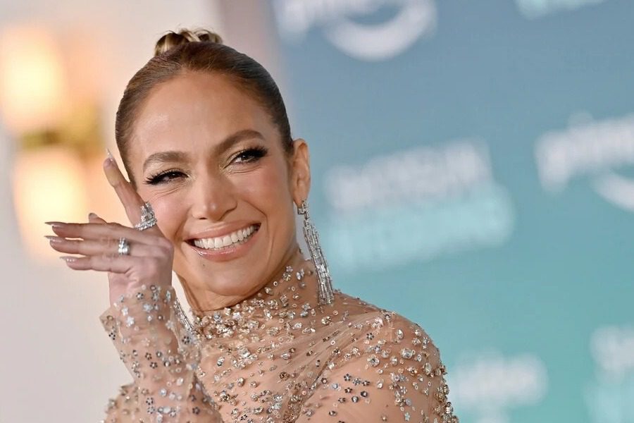 Τζένιφερ Λόπεζ: Με διάφανο μάξι Valentino