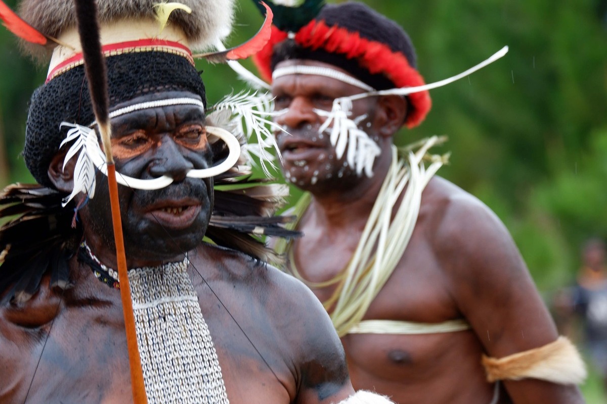Η φυλή με το φριχτό έθιμο: Όταν ο θάνατος γίνεται αιτία ακρωτηριασμού