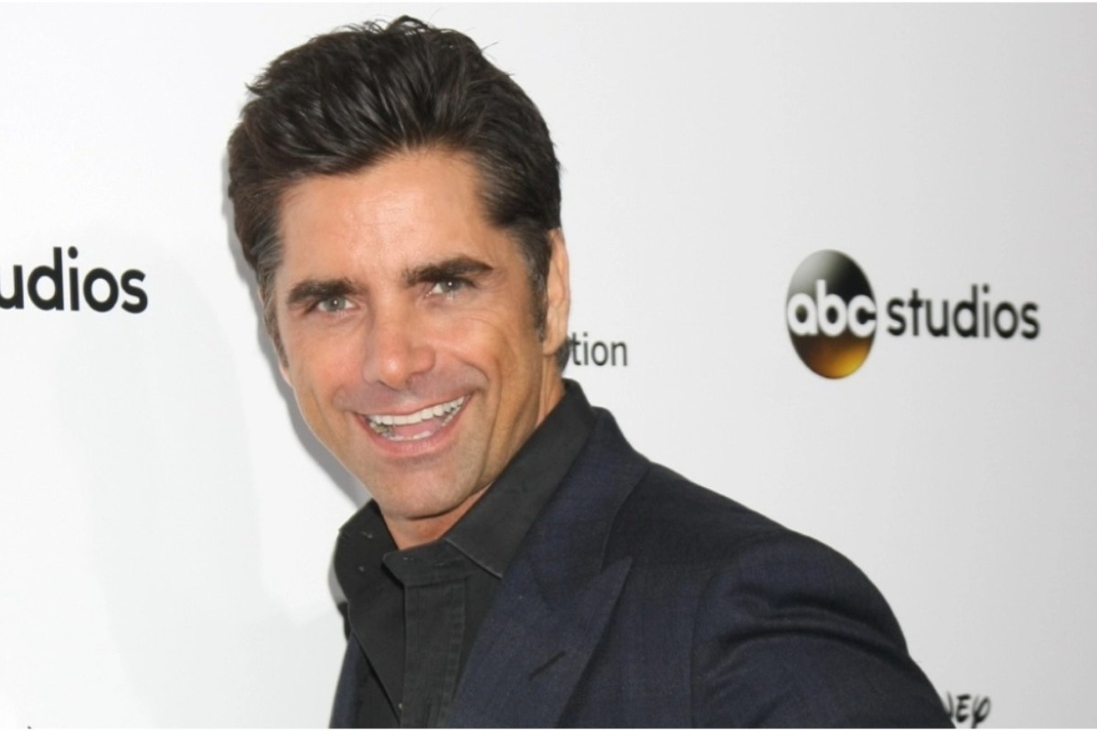 Ο John Stamos ολόγυμνος στο ντους γιορτάζει τα 60α γενέθλιά του