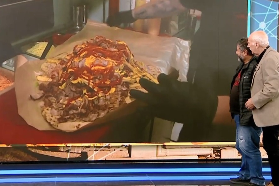 Νέο Ηράκλειο: Σουβλατζίδικο φτιάχει πιτόγυρο γίγας και δίνει δώρο ένα iPhone 15 σε όποιον το «καταφέρει»
