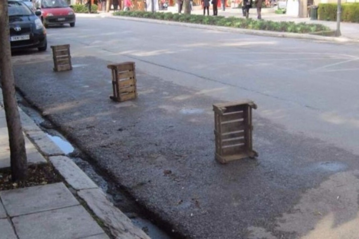 ΚΟΚ: Το πρόστιμο που προβλέπεται σε όσους κρατάνε θέση πάρκινγκ στο δρόμο