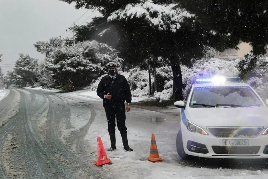 Ποιοι δρόμοι είναι κλειστοί στην Αττική ‑ Επί ποδός οι αρχές για τον χιονιά