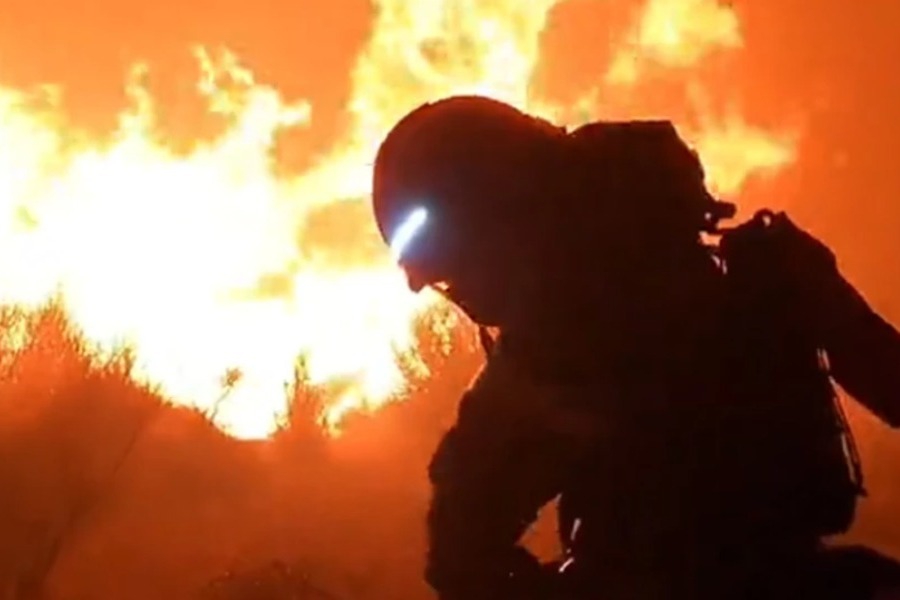 Συγκλονιστικό βίντεο στη μάχη με τις φλόγες στα Καλύβια: «Καλό κουράγιο παλικάρια μου. Σας αγαπάω πολύ»