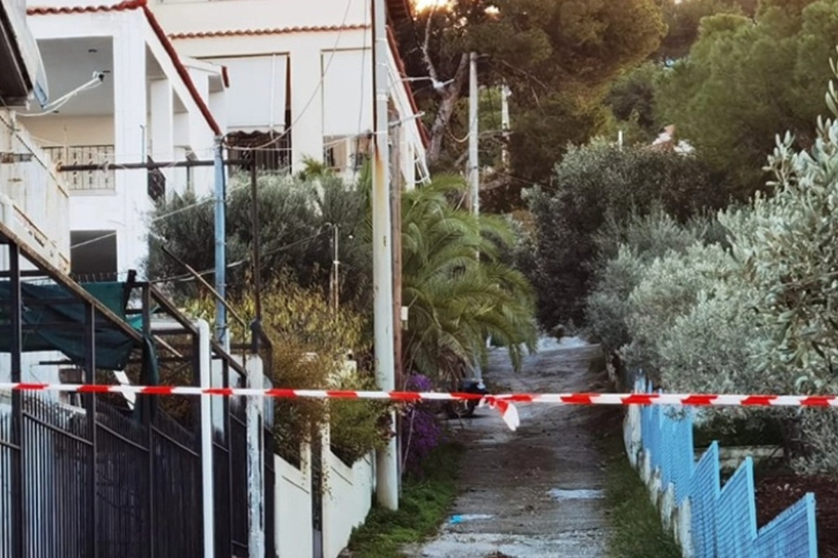 Φονικό στα Καλύβια: Τον περίμενε στην είσοδο του σπιτιού με δυο μαχαίρια ‑ «Μας κακοποιούσε χρόνια, δεν άντεξα και τον σκότωσα»