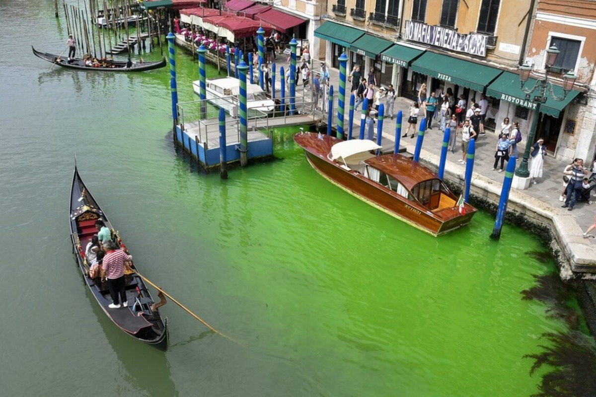 Μυστήριο στη Βενετία: Λύθηκε ο «γρίφος» με το πράσινο νερό στο Μεγάλο Κανάλι