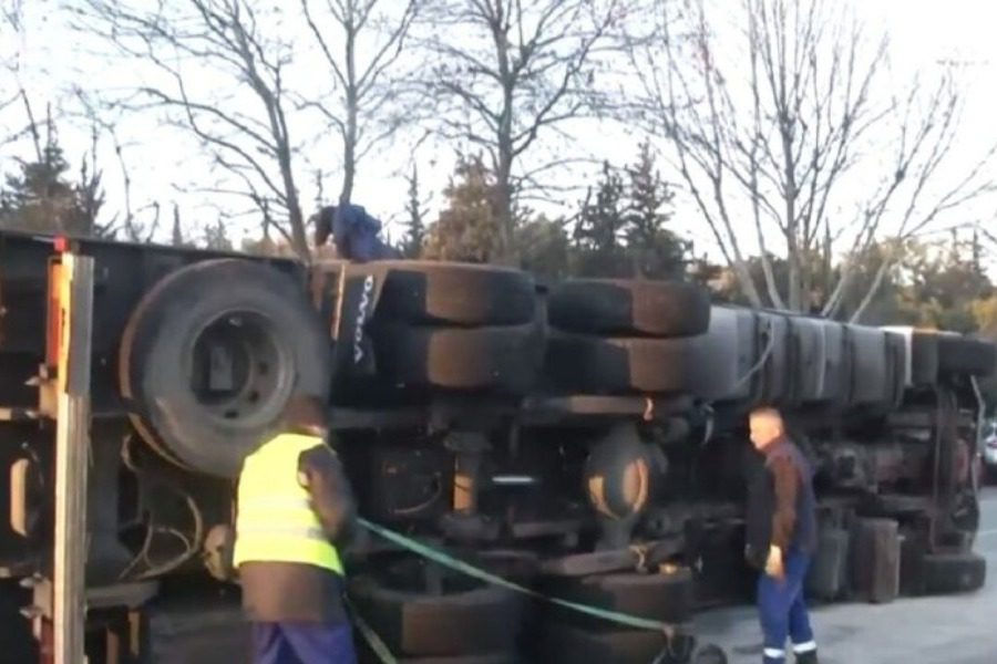 Τροχαίο: Καραμπόλα έξι ΙΧ και ανατροπή φορτηγού στη λεωφόρο Αθηνών