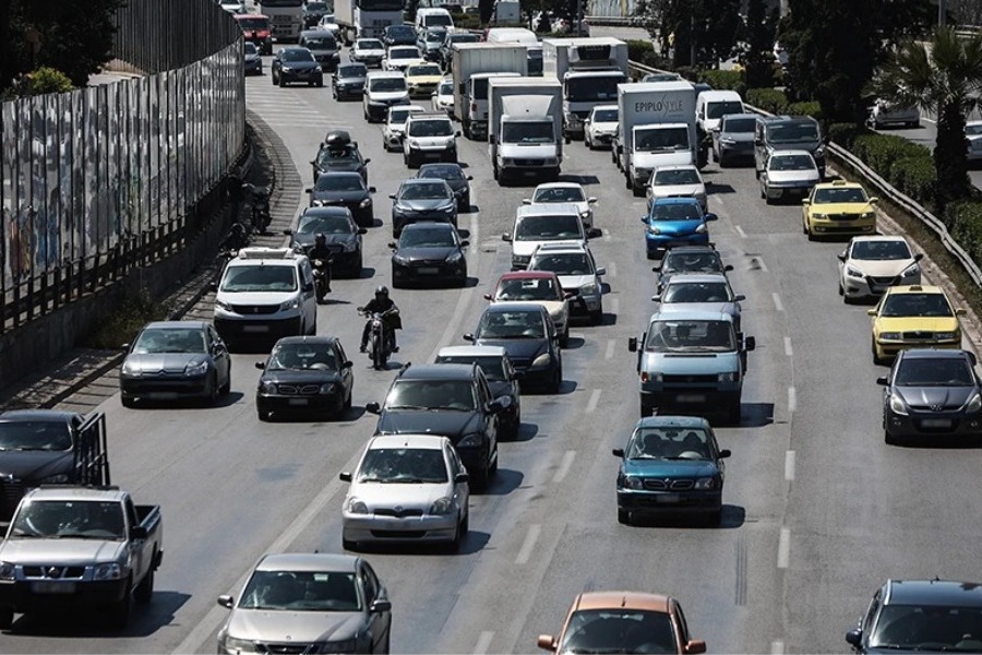 Κυκλοφοριακό έμφραγμα στην εθνική οδό Αθηνών – Λαμίας ύστερα από καραμπόλα οχημάτων