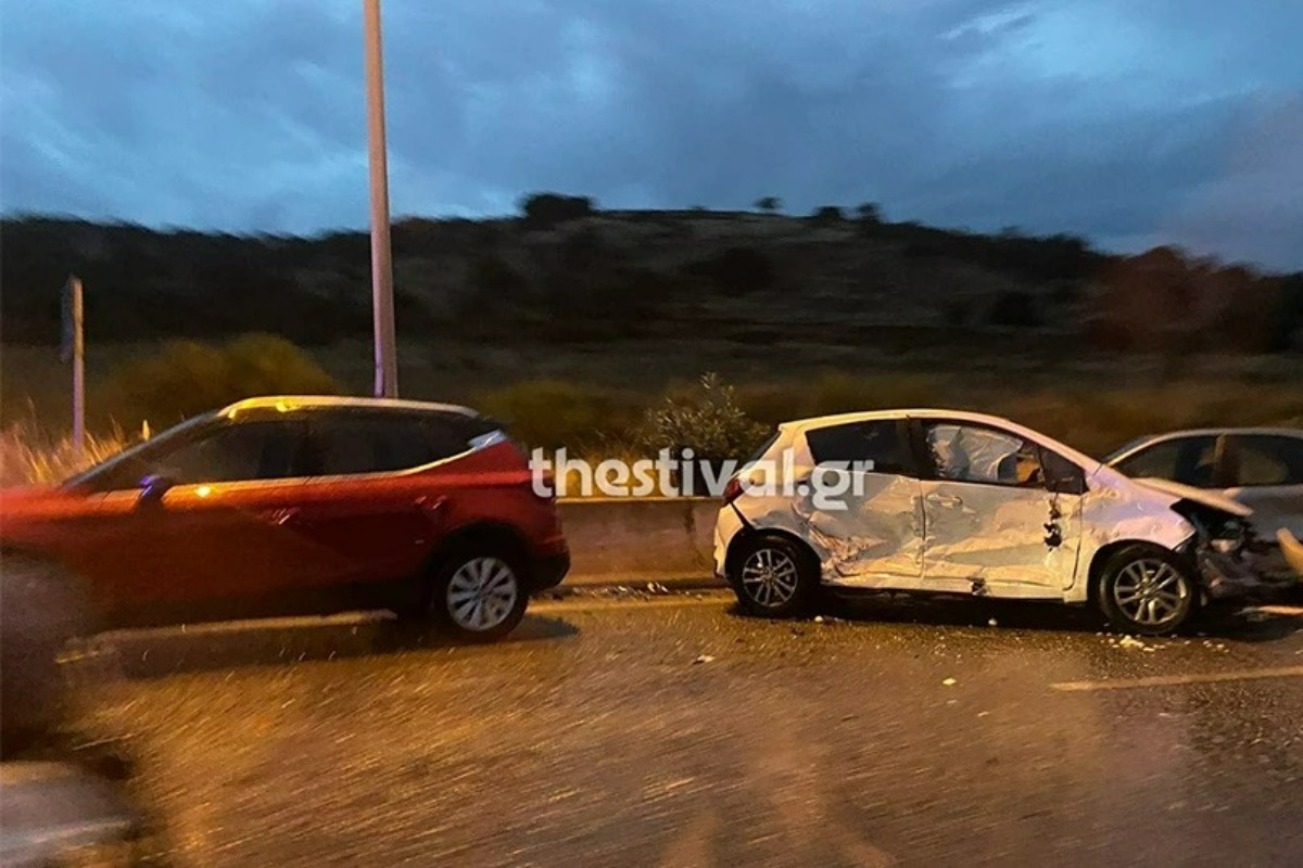 Καραμπόλα τεσσάρων αυτοκινήτων στη Θεσσαλονίκη ‑ Τρεις τραυματίες