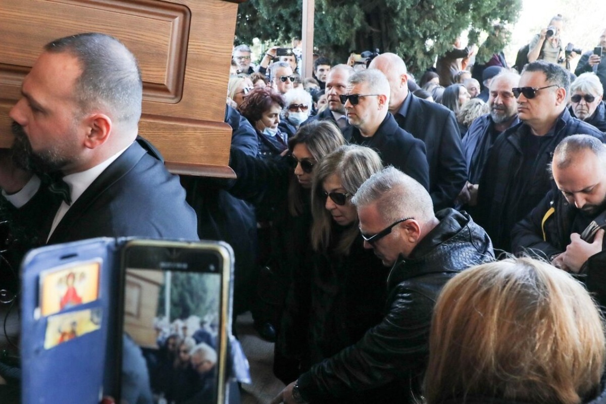 Βασίλης Καρράς: Συγκινητικός επικήδειος ‑ «Από τον Βορρά μέχρι τον Νότο να σε αγαπάμε βρήκες τρόπο»
