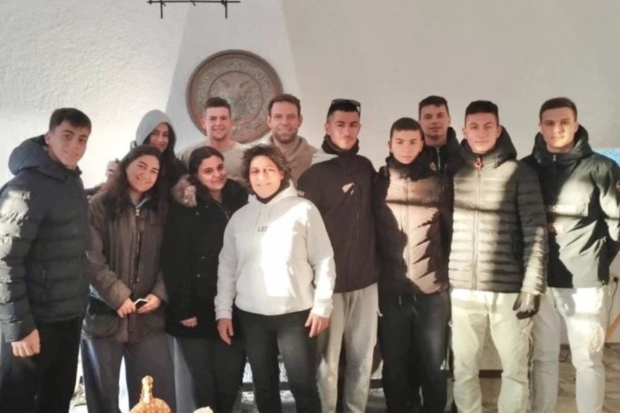 Ο Κασσελάκης έδωσε 1.000 ευρώ σε μαθητές για να πάνε πενθήμερη εκδρομή